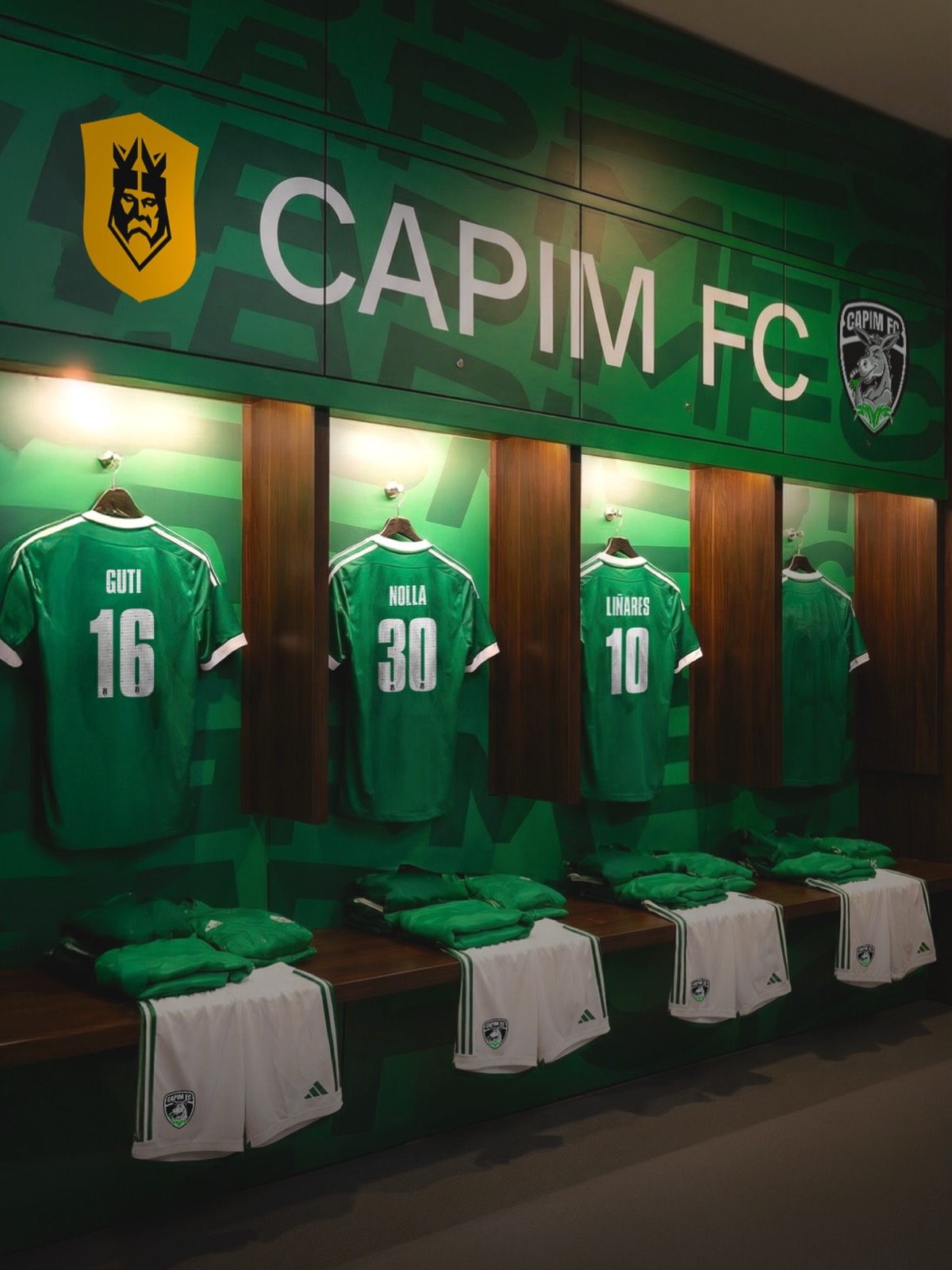 Vestiário do Capim FC com uniformes pendurados